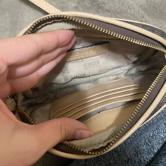 Michael Kors crossbody - Picture 2 of 2